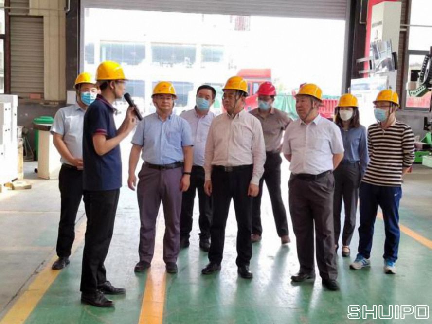 山東省科學院激光研究所所長賈中青、山東省機械設計研究院院長林江海帶領激光、高端裝備領域專家一行9人到水泊焊割實地調研 (已調整大小)